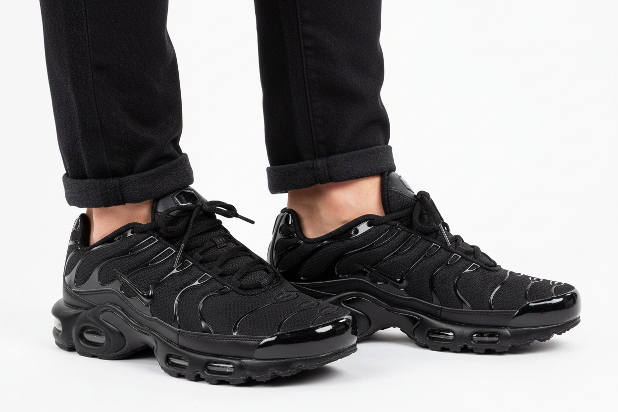 Gros plan Nike Air Max Plus TN Triple Black – Détails chaussure